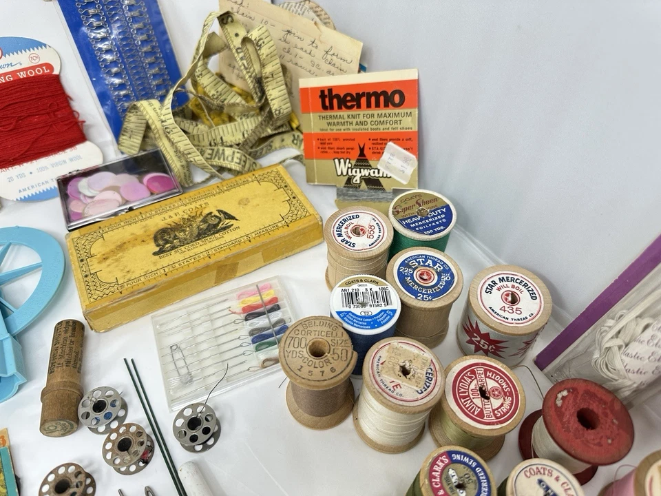 Caja de costura vintage Max Klein imitación madera plástico almacenamiento con contenido suministros  Foto 3 de 4