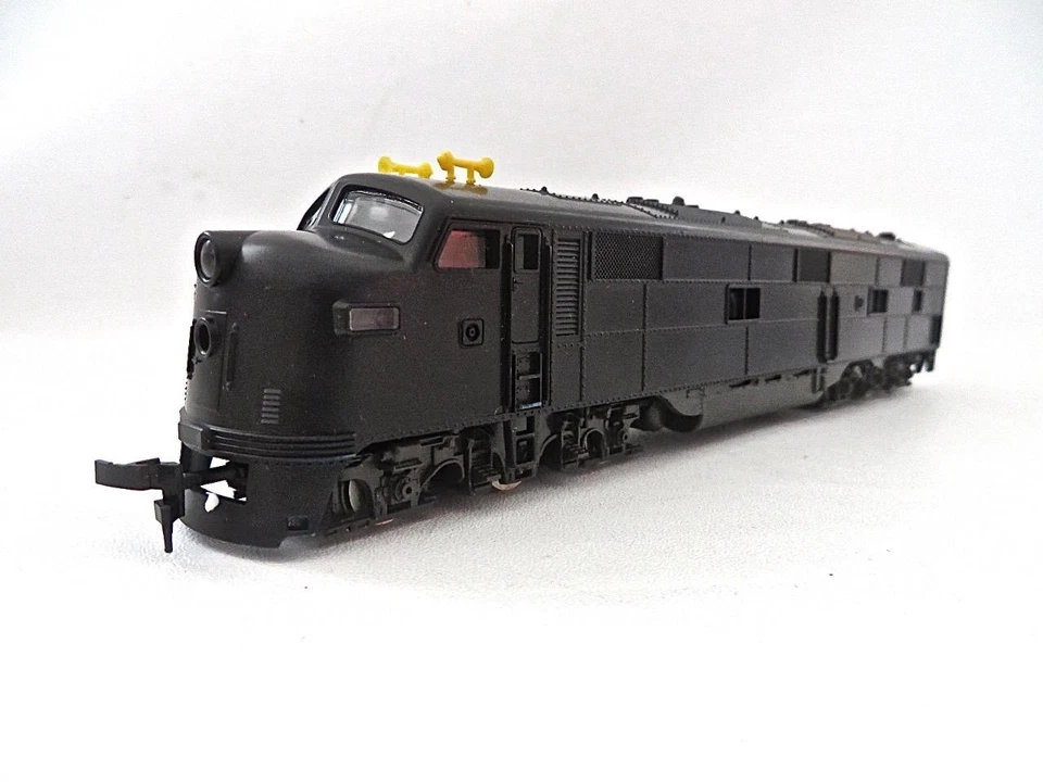 HO Model Power 909 Powered Undecorated E& Diesel Locomotive NEW Old Stock - Image 3 of 4