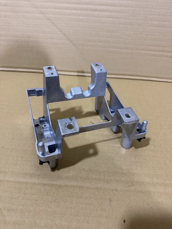 AUDI Q7 2007-2015 - Soporte de montaje de consola central trasero 7L0863345 Foto 3 de 4