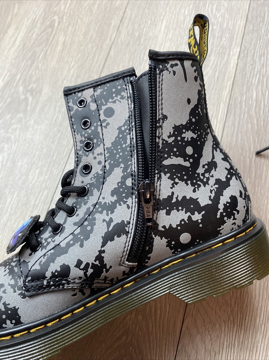 【希少】Dr.martens  記念本 ドクターマーチンが虎モチーフとカモ柄を掛け合わせた限定モデル