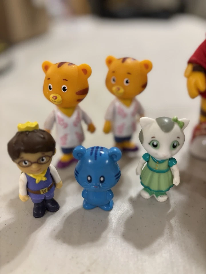 Lote De 10 Figuras De Familia, Amigos Y Mascotas Barrio Daniel Tigers Foto 3 de 4