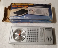 Soundesign AM/FM  Analog Quartz Clock Transistor Radio Model 3011 tested Works