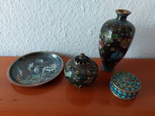 Vierteiliges Cloisonne Konvolut - zwei Deckelgefäße + Vase  + Teller Japan  1900