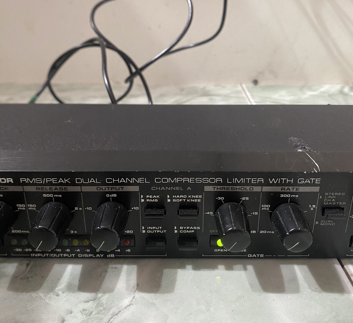 DTM・DAW ALESIS 3630 Comp/Limiter/Gate Alesis 3630 Rack Mount RMS/PEAK Dual Channel Compressor