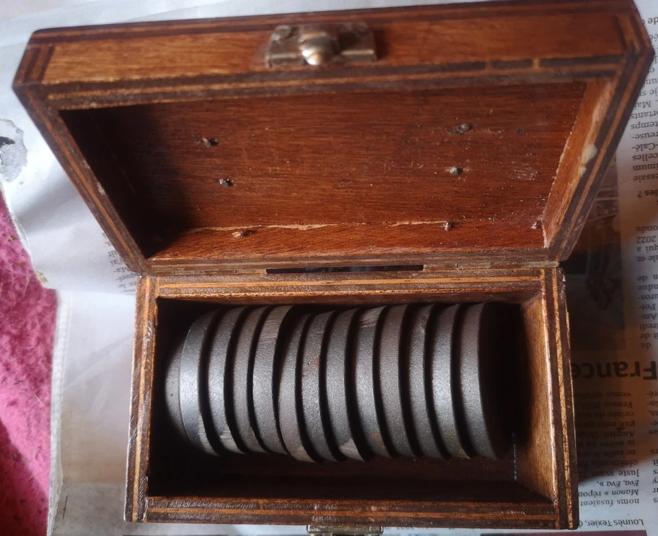 JEU ANCIEN DE BISTROT D'ESTAMINET 13 PALETS EN Fonte. NUMEROTS  1 A 12 et Maître - Photo 3/4