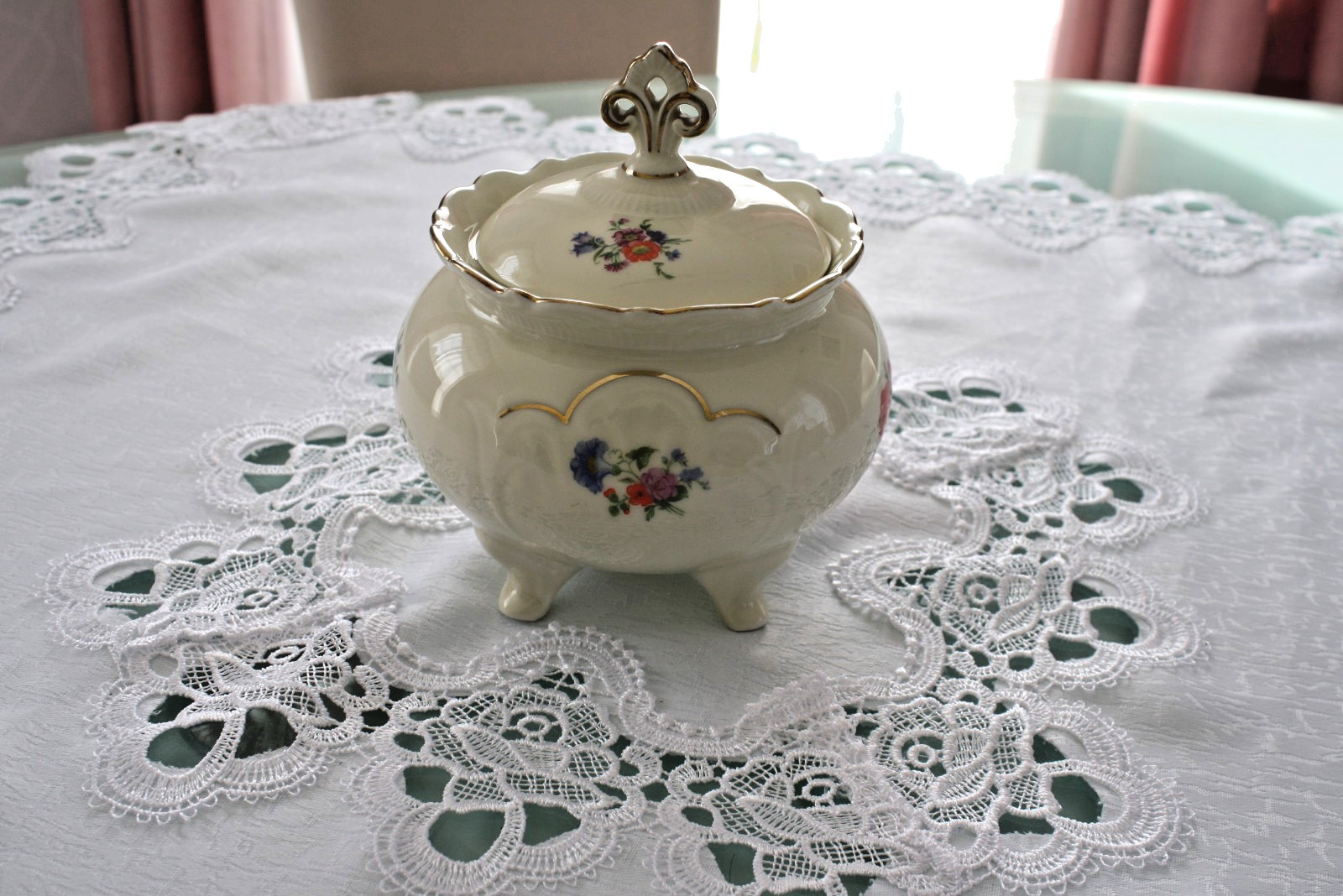 Zuckerdose,Bonboniere mit Füßchen, Porzellan, vintage mit Deckel