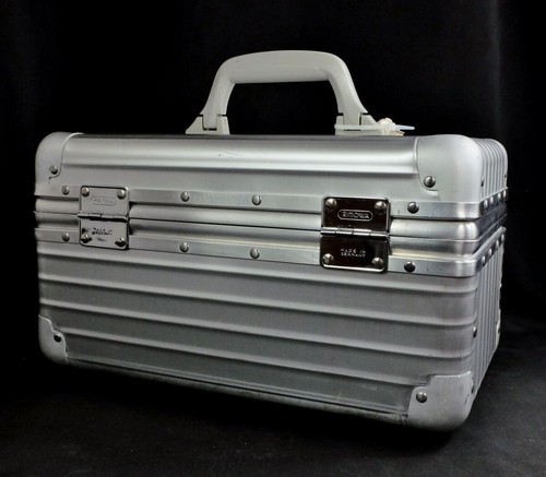Rimowa Opal 17L Silver Beauty Case 946.38 , 23x38x20 cm - Picture 2 of 10
