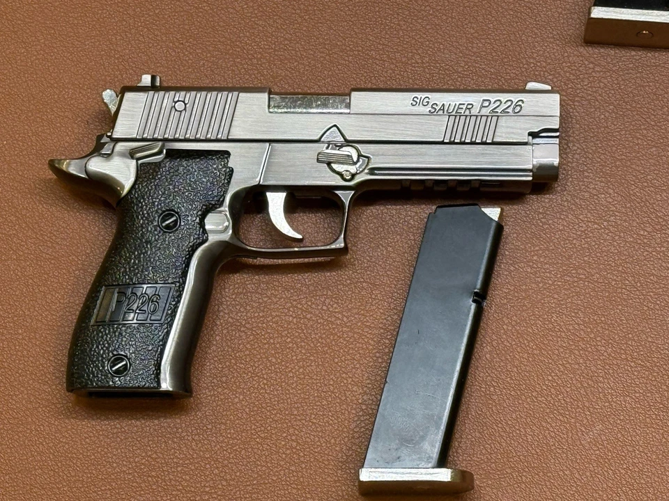 Pistola de juguete expulsadora ALEACIÓN Army Sig Sauer P226 calidad de metal 1:2 uno de cada 4 colores Foto 4 de 4