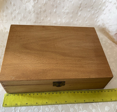 Vintage schlichte Holzkiste mit Verschluss