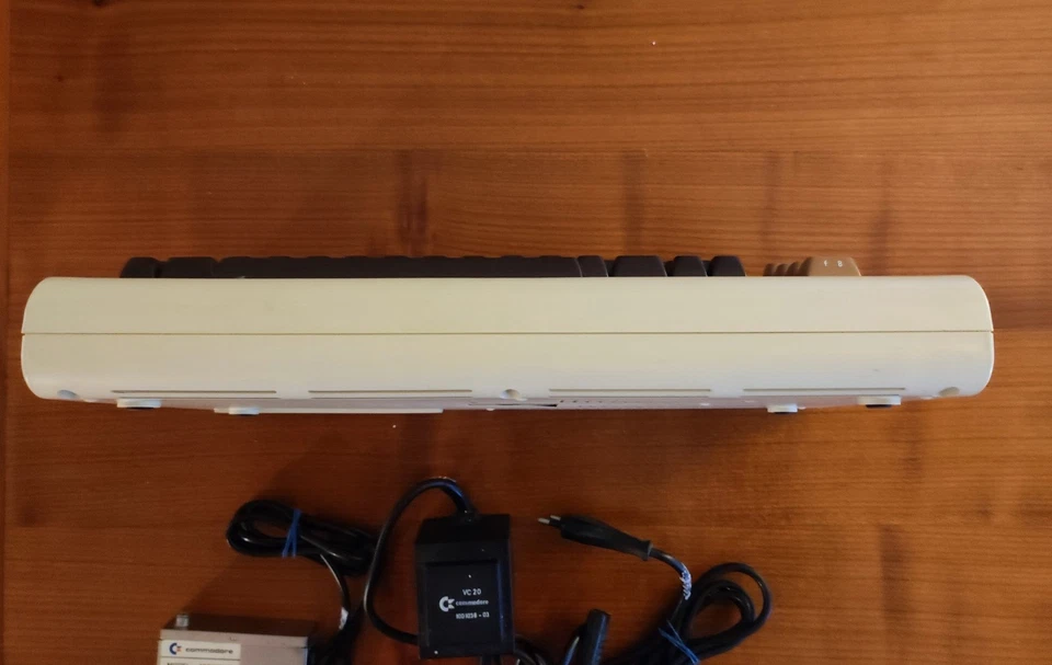 Commodore VC20 (Seriennr. WG A 28674) mit Netzteil und TV-Modulator (PAL) - Bild 4 von 4