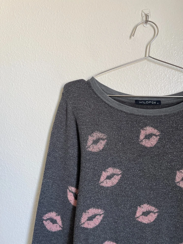 Moletom WILDFOX Covered In Kisses Roadtrip em carvão tamanho pequeno - Imagem 2 de 4