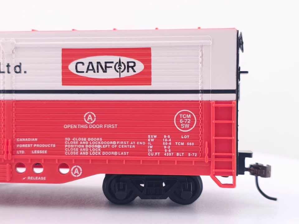 READ BACHMANN HO SCALE 54' ALL DOOR BOX CAR CANADIAN FOREST PRODUCTS EXCELLENT - Image 3 of 4