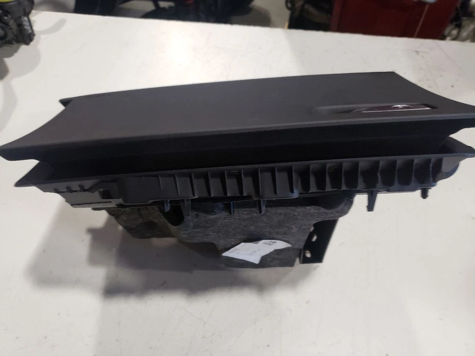 Caixa de luvas - 2016 Audi TT Quattro MK3 S-LINE conversível - 8S0880842D - Imagem 4 de 4