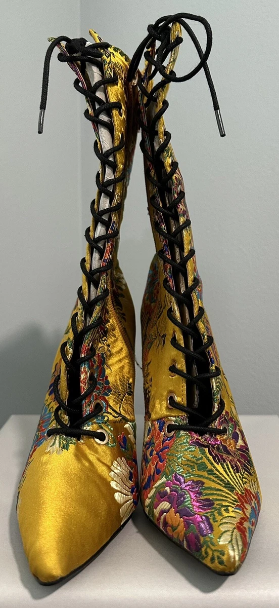 Botas para mujer Anne Michelle bordadas de oro amarillo florales de satén talla 6,5 NUEVAS