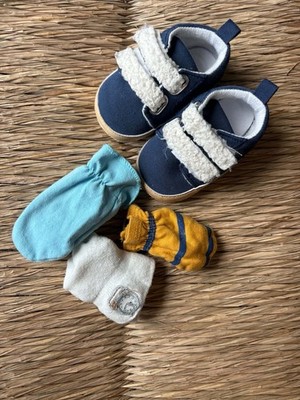 Baby Blue/White Hook & Loop Faux Fur Strap Fabric Sneakers Size 0-3M + Mittens