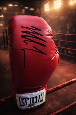 Mike Tyson handsignierter Everlast Boxhandschuh