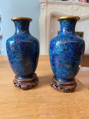 Vintage Paar (2 von) 6'' große Cloisonne Emaille Mantel Vasen blau Blumen Messingrand