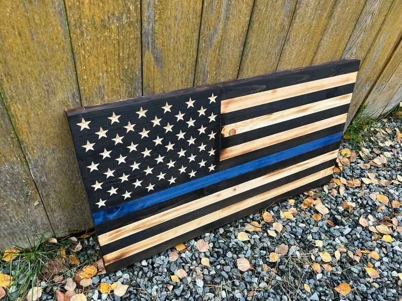 Antigua bandera decorativa de madera pintada a mano con hermoso acabado línea azul y amarilla Foto 4 de 4