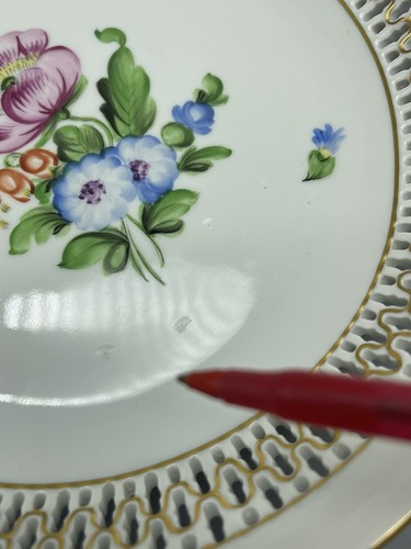 HEREND Beautiful Large Open Work PORCELAIN PLATE HAND-PAINTED FLOWERS Gold Trim - Picture 5 of 10