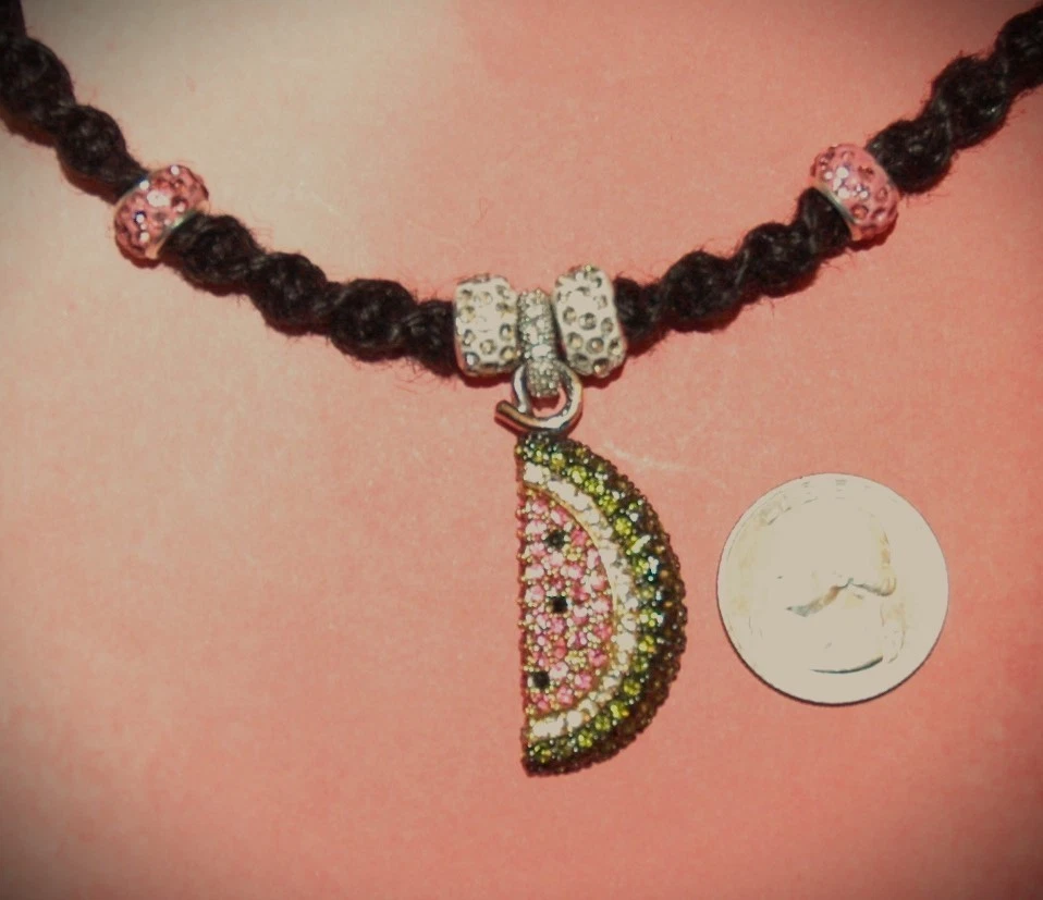 Adorable rebanada de sandía de diamantes de imitación en una cadena de cáñamo negro hecha a mano de 21" Foto 2 de 4