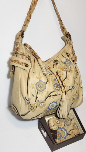 ISABELLA FIORE ZEN JARDÍN FLORAL BORDADO CUERO BANDOLERA CONJUNTO $744 - Imagen 5 de 22