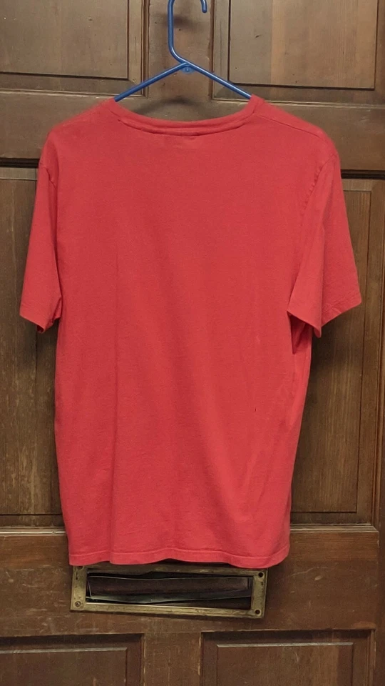 Camiseta DKNY Hombre Talla M Roja con Diseño Floral Marfil Cuello en V Foto 2 de 4