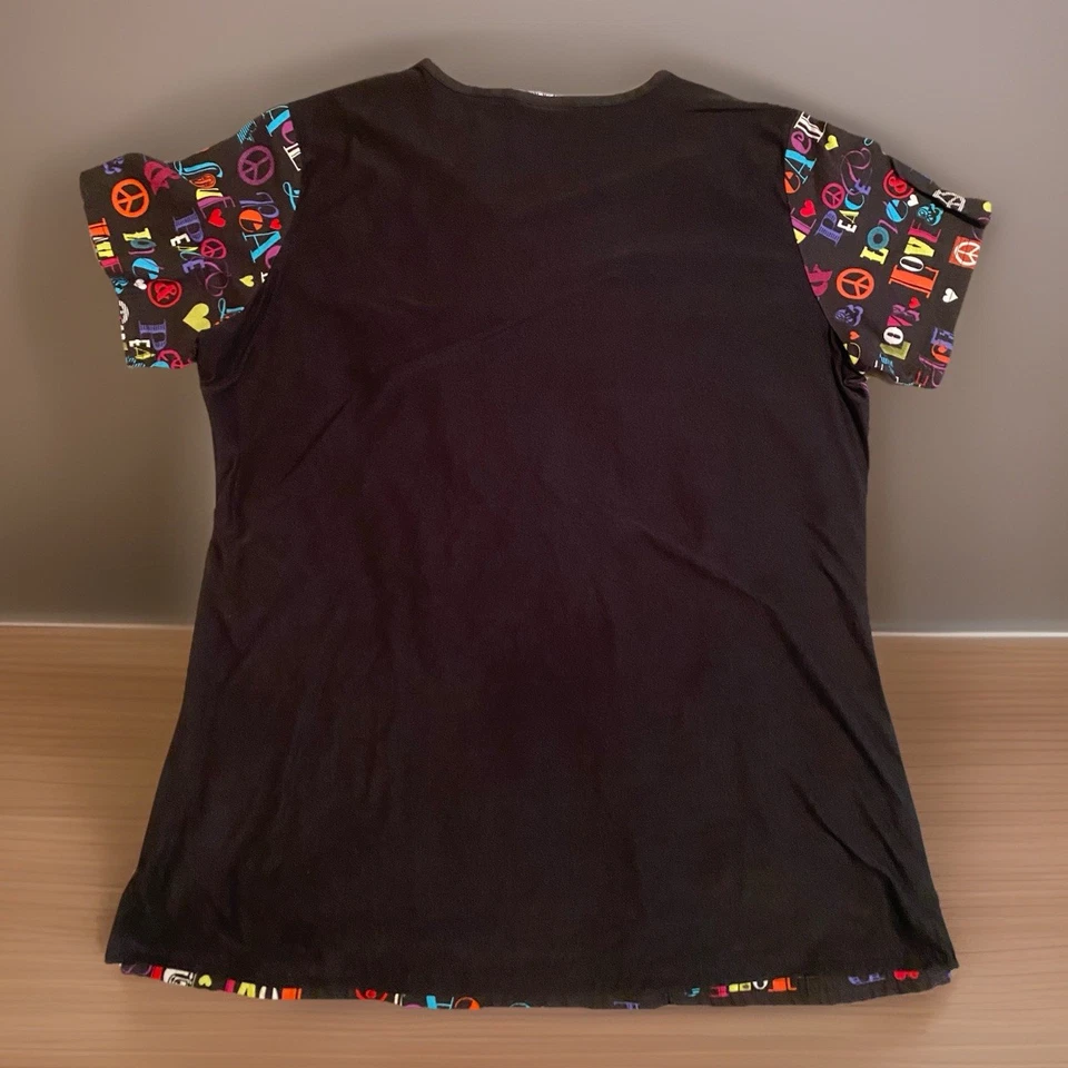 Blusa Médica UA Peace Love para Mujer Talla XL Multicolor Bolsillos con Cuello en V Foto 2 de 4