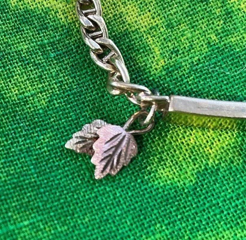 Pulsera con Nombre 14K Oro Amarillo Relleno Black Hills Oro Dijes Hojas Verdes/Rosas Foto 2 de 4