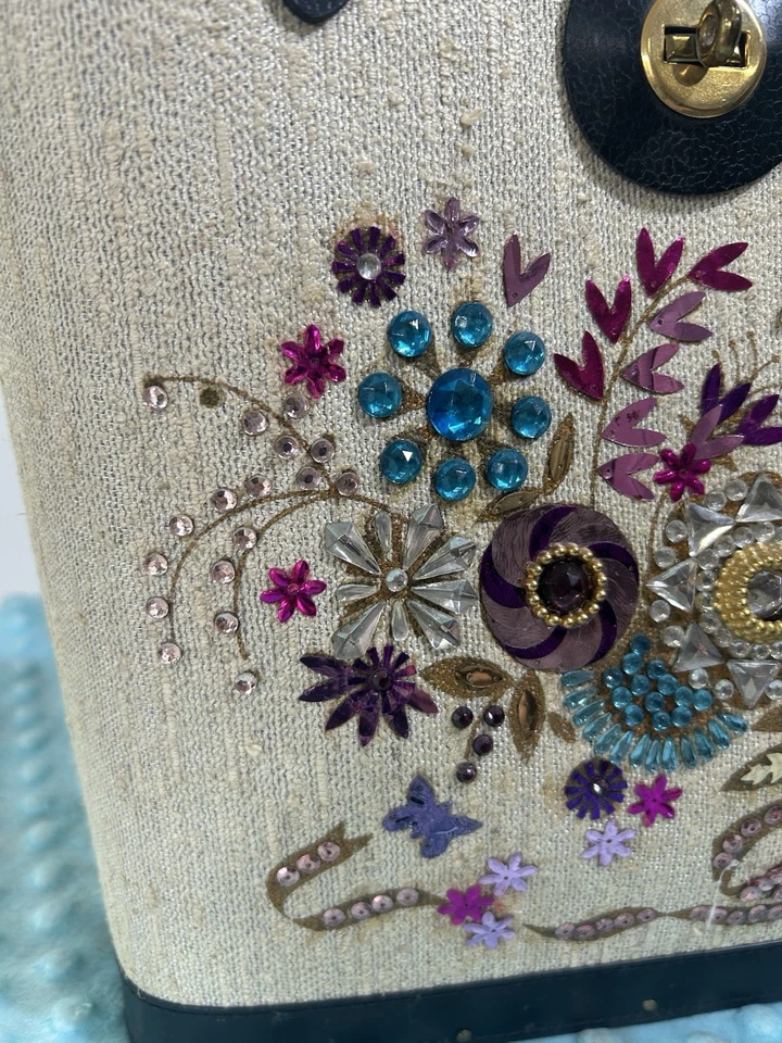 Cartera/bolso de mano vintage estilo Enid Collins con flores fondo de madera con joyas años 60’s Foto 2 de 4