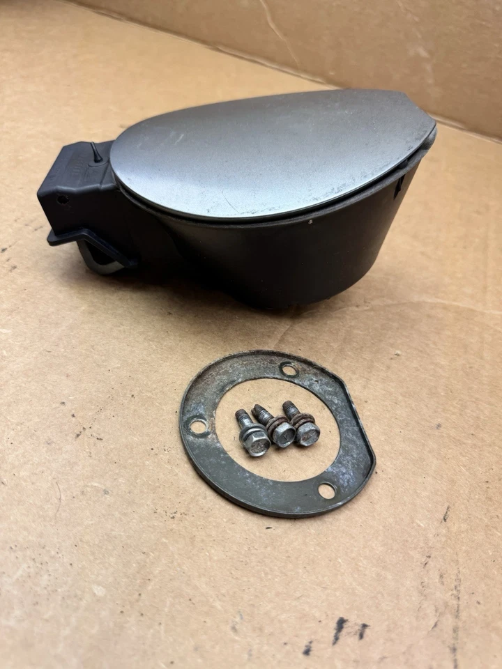 Puerta del tanque de combustible Mitsubishi Eclipse 2006-2012 OEM color azulado/plateado Foto 2 de 4