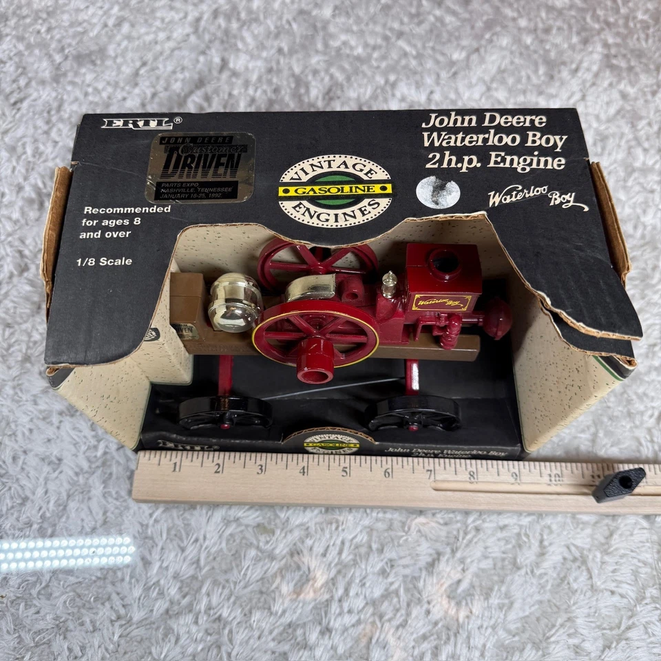 ERTL John Deere Waterloo Boy 2 hp Engine 1/8 Scale Vintage Replica Toy 4645 - Image 2 of 4