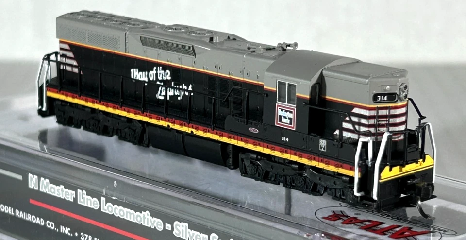 ATLAS N SCALE EMD SD-7 LOCOMOTIVE CHICAGO, BURLINGTON & QUINCY 40005306 - Image 2 of 4