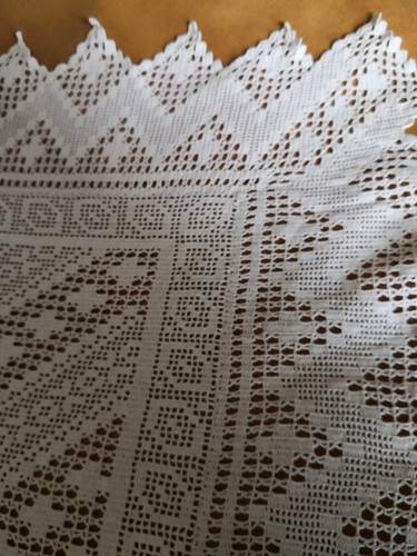 Early 20th Century EMBROIDERED TABLE CLOTH with CROCHET LACE CORNERS & EDGING - Picture 6 of 7