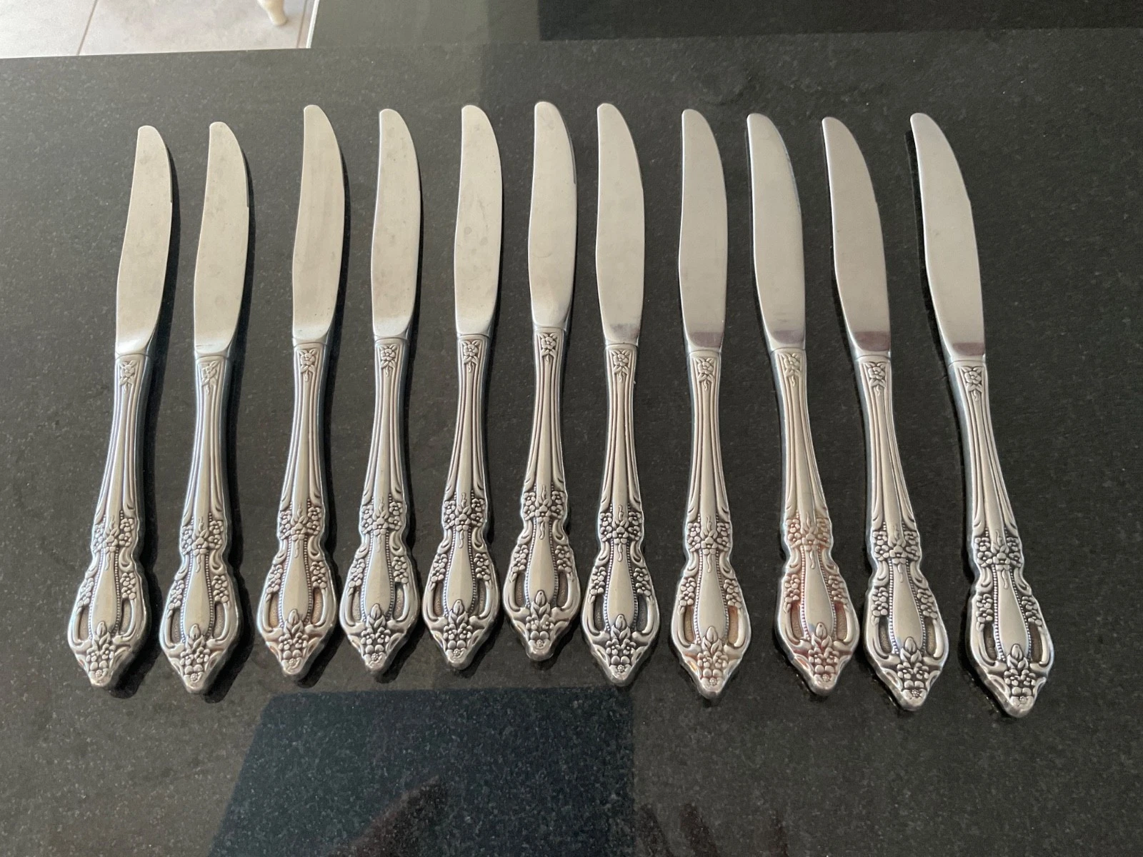 Set of 11 Oneida Distinction Raphael Stainless Flatware Serrated Dinner Knives
