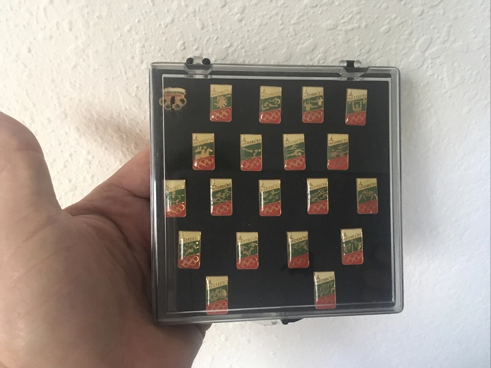 1980 Moscow Olympic NOC Bulgaria Delegation Set of 19 Pin Badges - Image 2 of 4