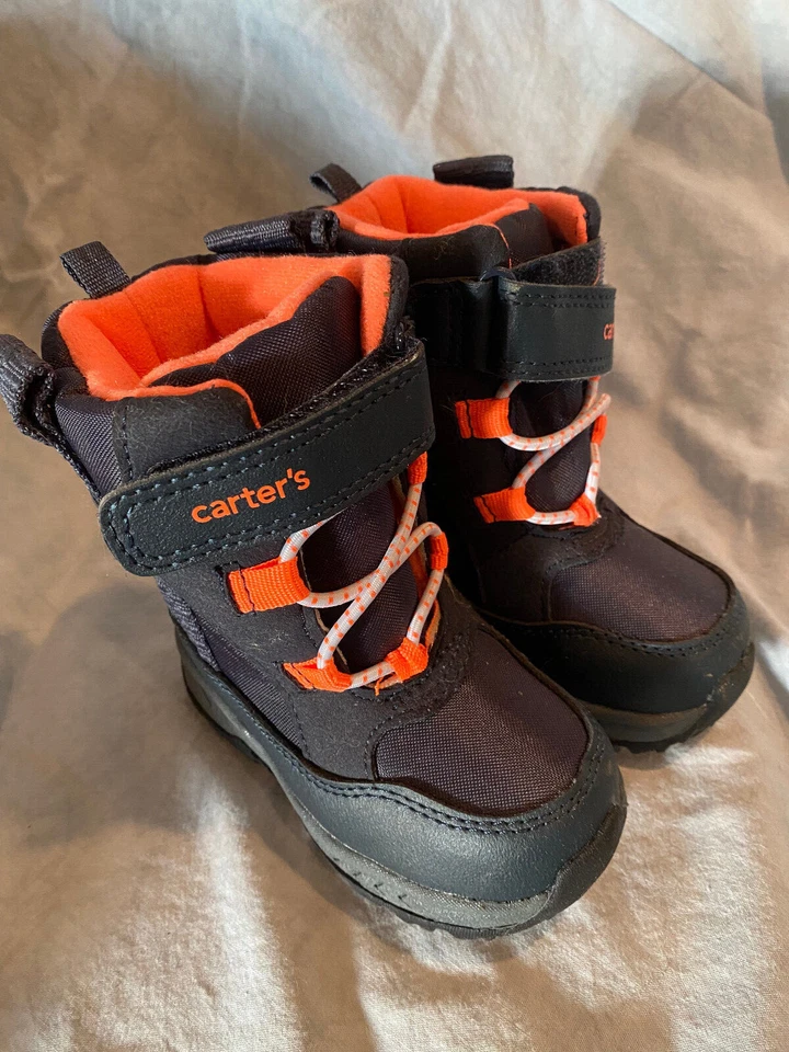 Botas de nieve Carter's talla 5 para niños pequeños negras y naranjas - sin etiquetas, nunca usadas Foto 2 de 4