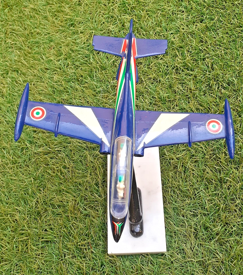 Aermacchi MB 339 P.A.N. Frecce Tricolori in scala 1/48 in metallo d'epoca 21X22 - Immagine 2 di 4