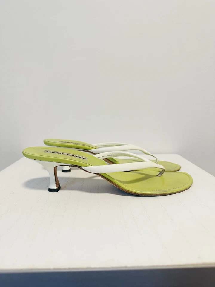 Tacones Manolo Blahnik | Sandalias de tanga Manolo Blahnik vintage en verde y blanco Foto 3 de 4