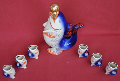 Antiguo JUEGO DE 6 VASOS DE CHUPITO DE VODKA JARAFE URSS forma ucraniana/PEZ/PORCELANA 1950 - Imagen 2 de 10