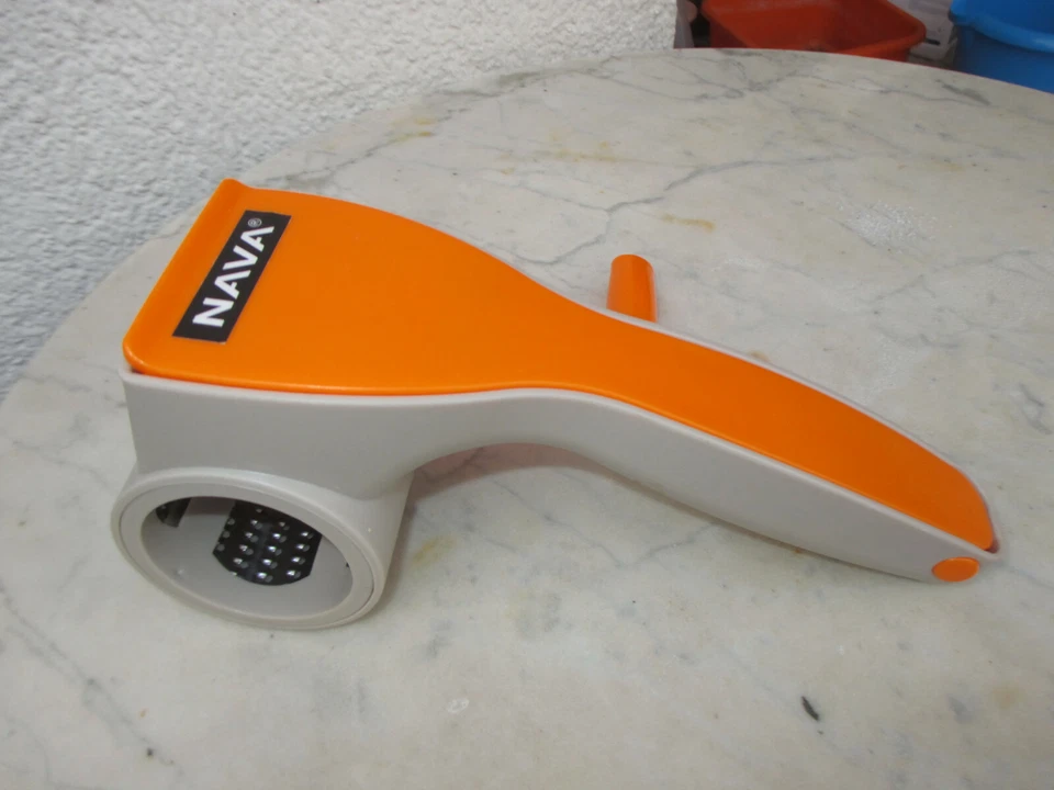 Käsereibe Reibe NAVA mit Kurbel orange wie neu