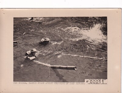Original Pressefoto 2.WK Neuguinea Bambusholme Hilfe Truppen Flussüberquerung 1945
