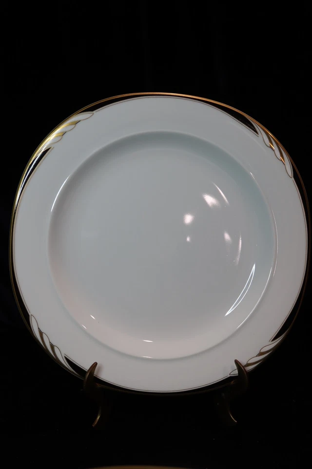 MIKASA OMEGA L2058 BLANCO CON REMOLINO NEGRO Y DORADO EN BORDE 12 PLATOS DE CENA 10 1/2" Foto 2 de 4