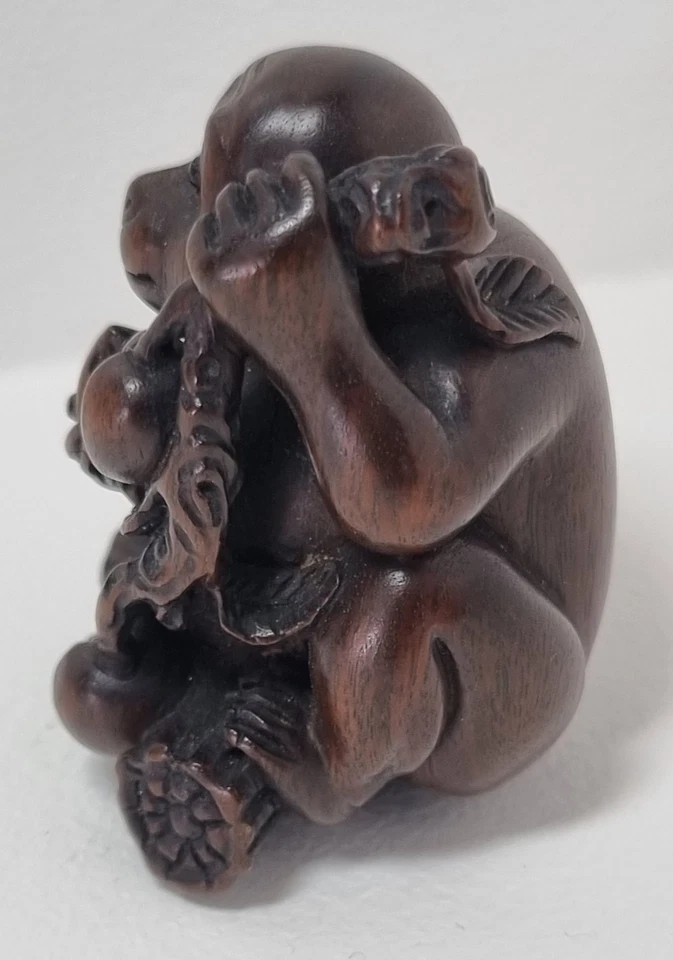 Netsuke ancien signé – singe aux pêches – bois  – Japon -Vers in 1880-1930. - Photo 4/4