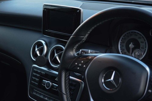 Support de téléphone OEMMOUNTS MERCEDES CLASSE C CLA/AMG 2013-2018 - Photo 1/8