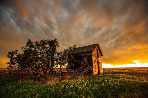 Great Plains Photography Print - Rustic Barn Under Stormy Sky in Oklahoma - 第 1/5 張圖片
