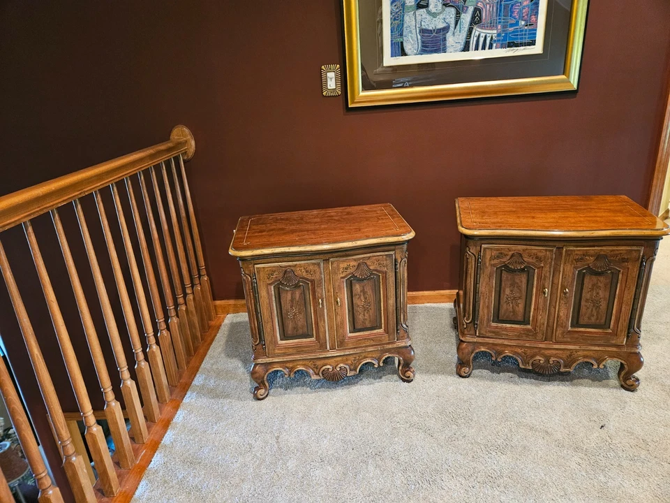 Dos mesitas de noche provinciales francesas Drexel Heritage Bretaña Foto 2 de 4
