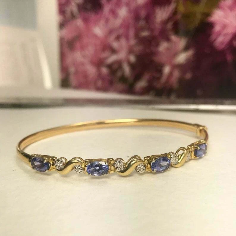 Brazalete brazalete brazalete de tanzanita/diamante simulado de 4 quilates en acabado de oro amarillo de 14 k Foto 2 de 4