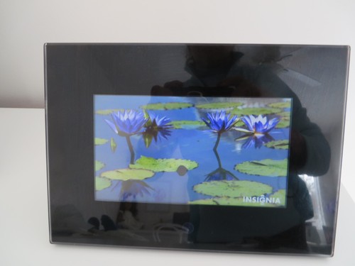 INSIGNIA Digital PICTURE Frame 16.9 Wide FORMAT 7" Screen NS-DPF0712G - Picture 3 of 5