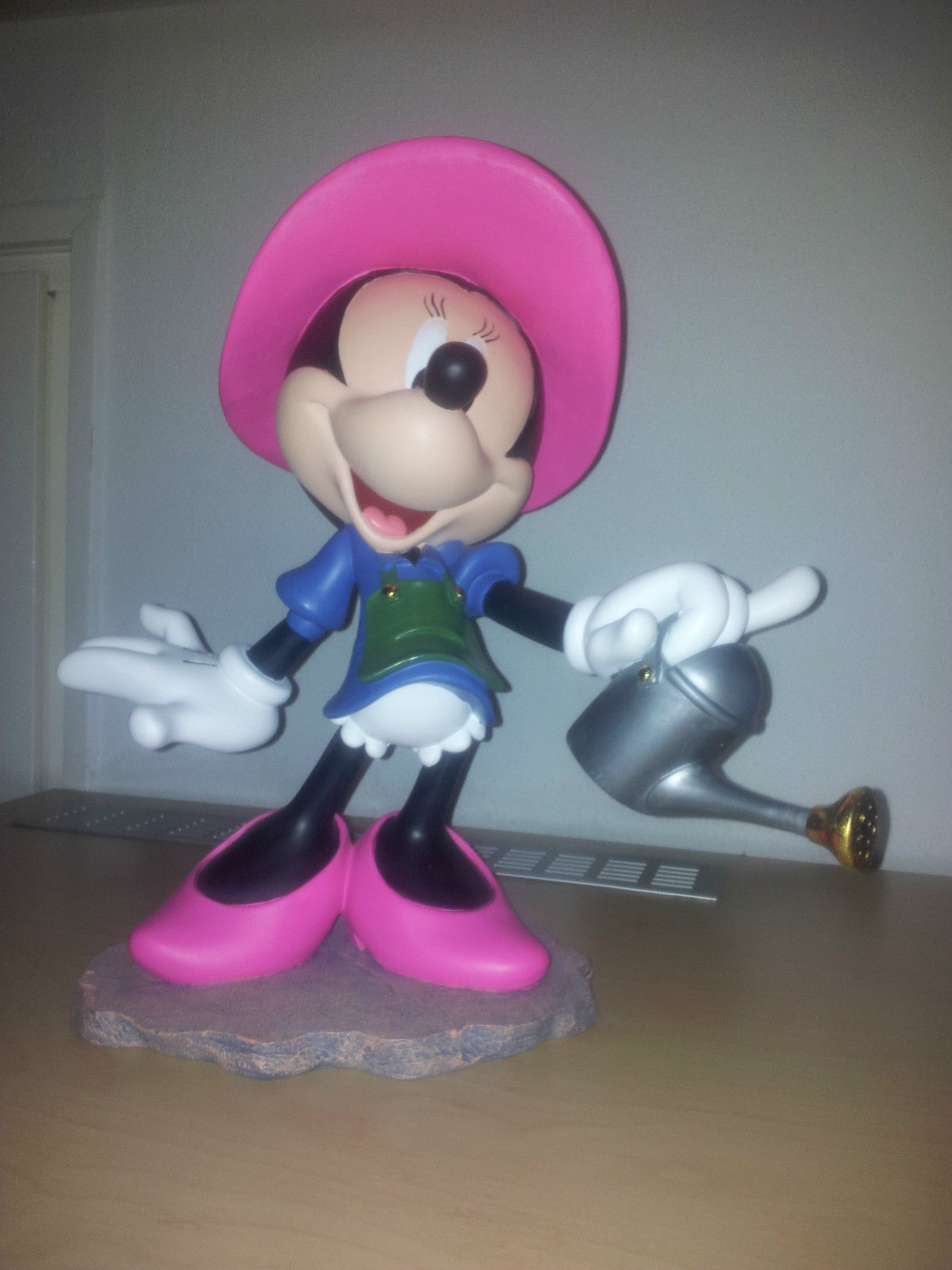 Extremely Rare! Disney Minnie Mouse Watering the Plants Polyresin Big Statue 