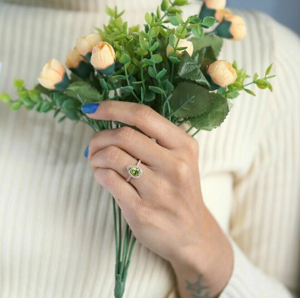 Anillo de compromiso con halo de peridoto creado en laboratorio corte pera de 2,25 quilates enchapado en oro rosa de 14 quilates Foto 3 de 4